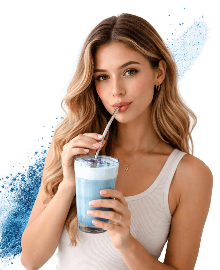 Een lachende vrouw die Blue Matcha van Biolab proeft