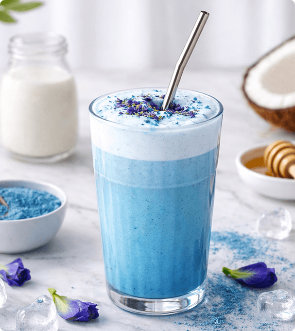 Een glas Blue Matcha-extract van Biolab