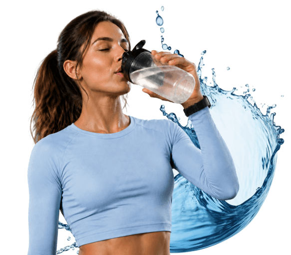 Vrouw die Biolab Lola-supplement uit een fles drinkt